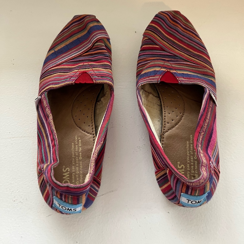 Multi color Toms in a size 8